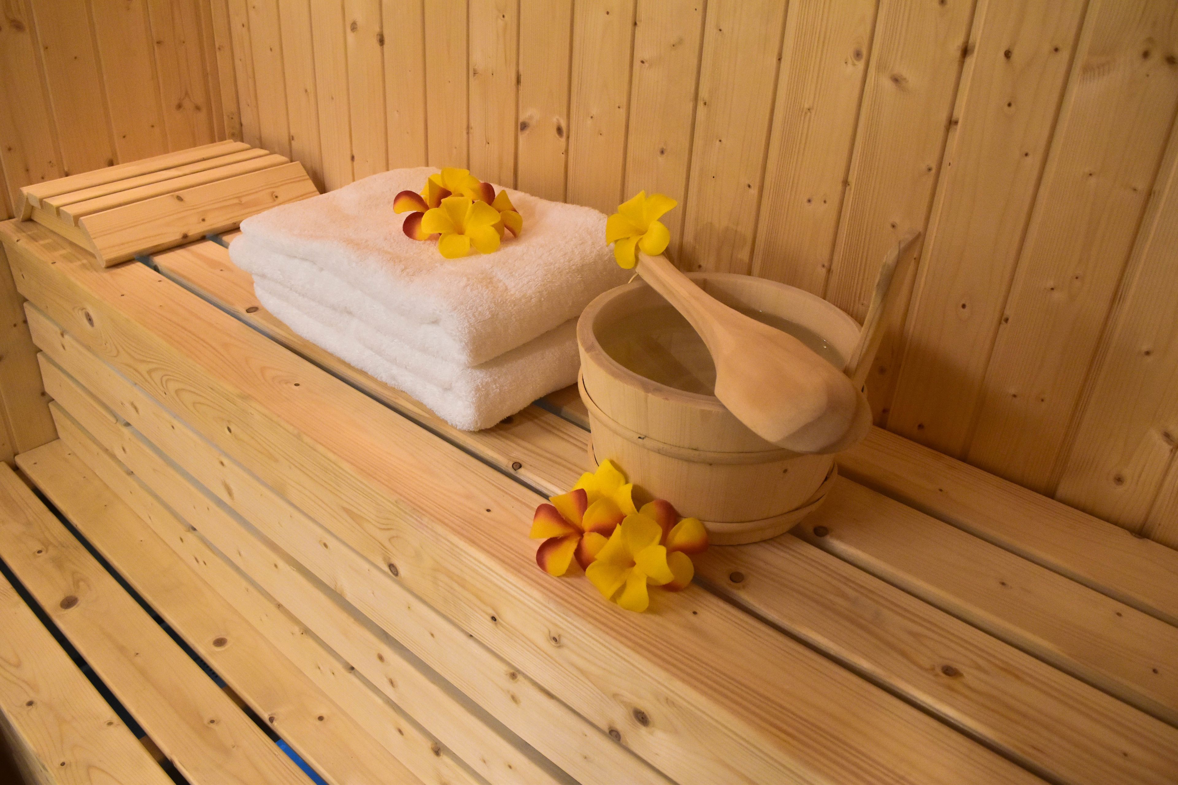 sauna, steam room, thai massages, 2 treatment rooms, massages