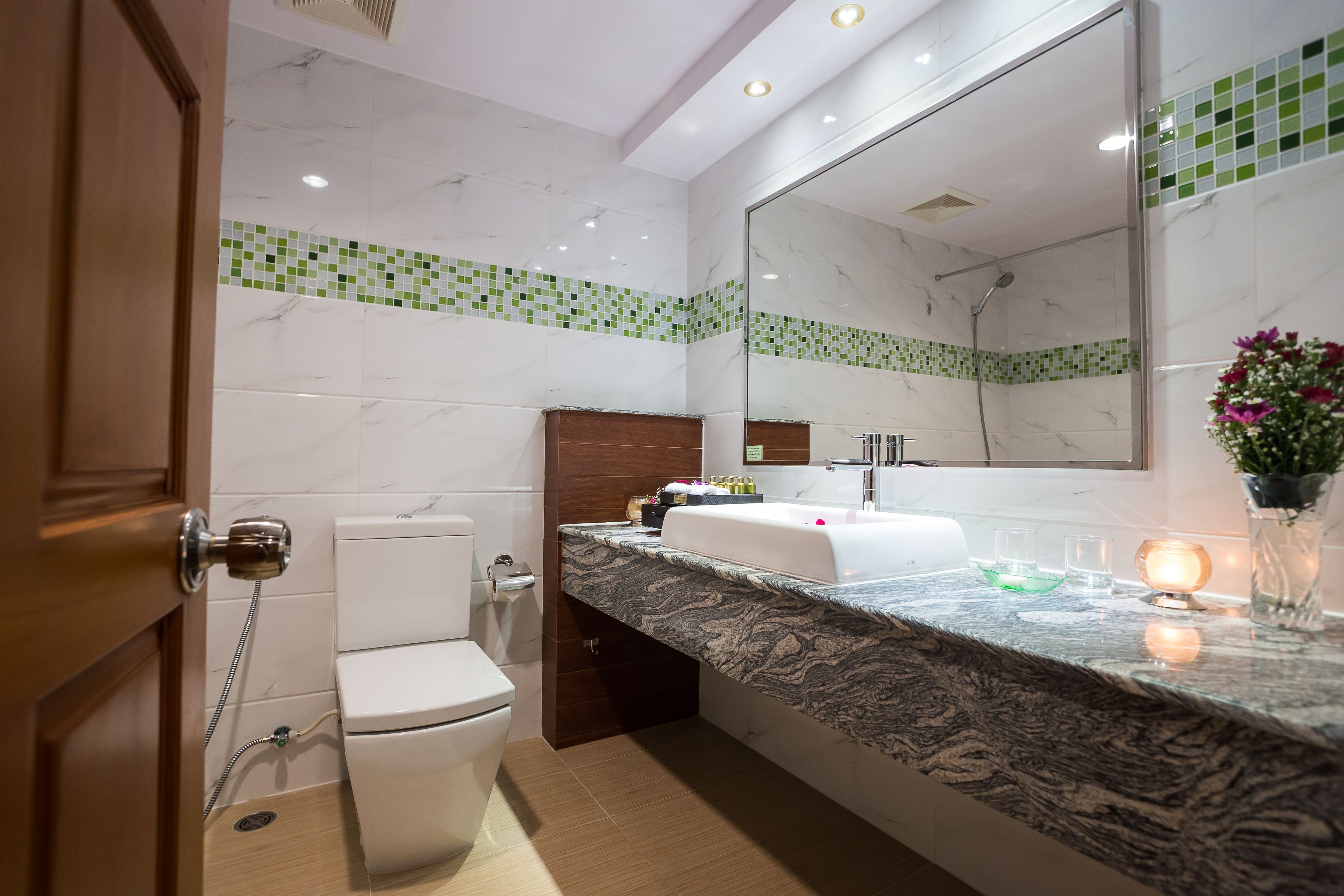 executive room, 1 double bed, non smoking | bathroom | deep-soaking bathtub, rainfall showerhead, free toiletries, hair dryer