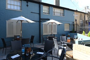 Terrace/patio - The Bell Hotel Saxmundham (Saxmundham)