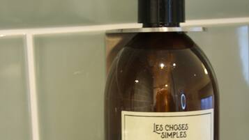 Classic Double Room | Bathroom | Hair dryer, towels, soap, shampoo