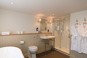 Deluxe Suite Room | Baño | Secadora de cabello, toallas, jabón, shampoo 