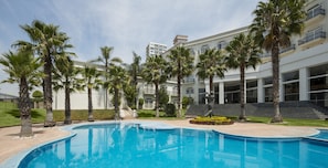 Outdoor pool, pool umbrellas - Camino Real Hotel & Suites Puebla (San Andrés Cholula)