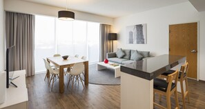 LED-Fernseher, DVD-Player, Pay-TV