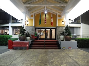 Porch - Wingate by Wyndham Mount Vernon (Mount Vernon)