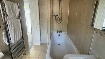 Deluxe Apartment, Private Bathroom | Bathroom