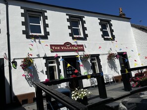 Exterior - The Village Inn (Lanark)