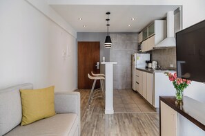 Appartement (C) | Woonruimte | Een 32-inch smart-tv met kabelzenders, televisie en Netflix