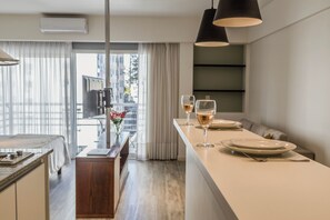 Appartement (C) | Privékeuken | Een koelkast, een microgolfoven, een kookplaat