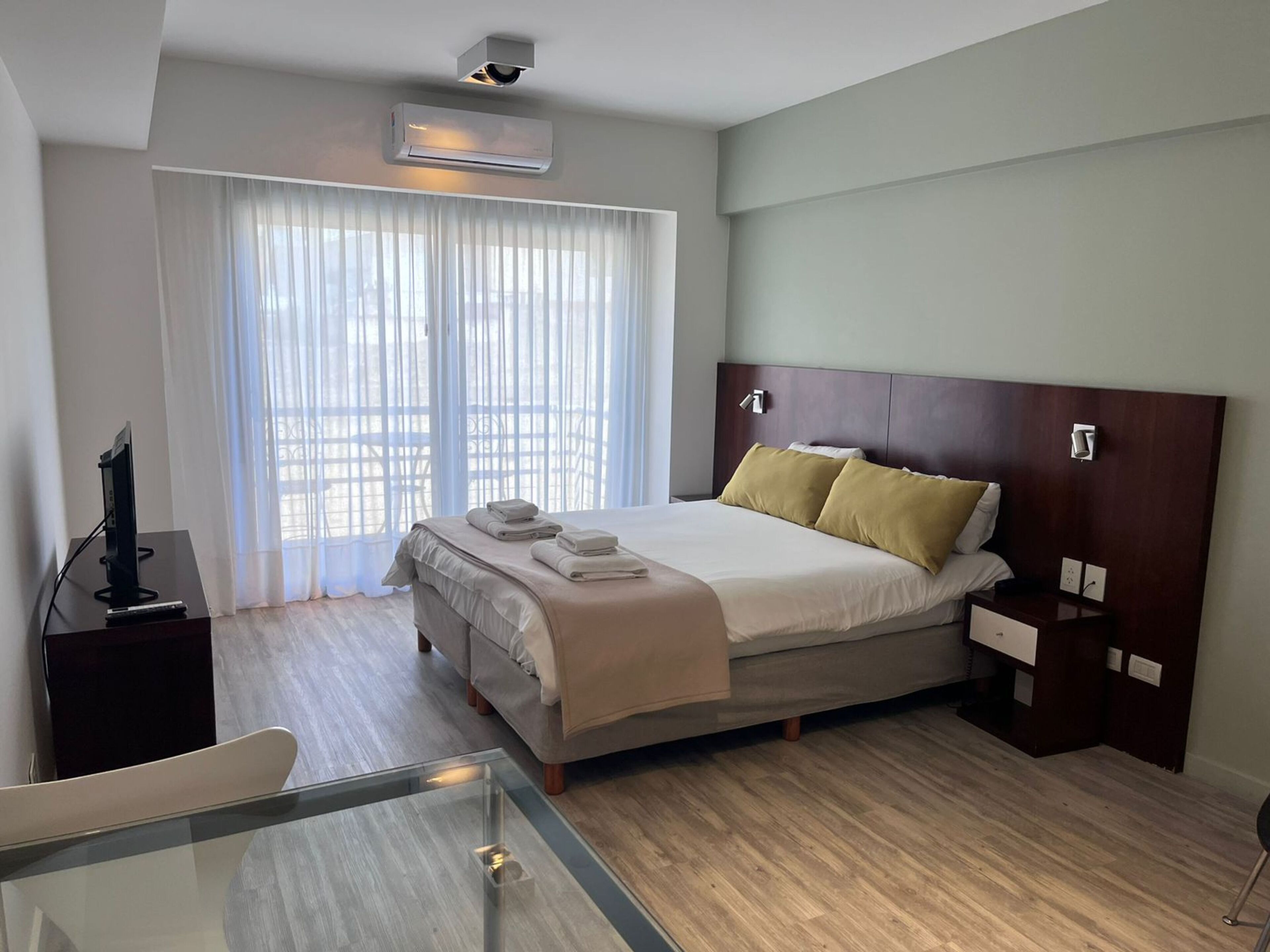 Studio (B) | Premium bedding, down comforters, pillowtop beds, in-room safe