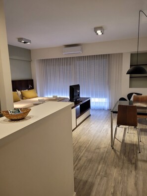 开间 (C) | 高档床上用品、羽绒被、加厚床垫、客房内保险箱