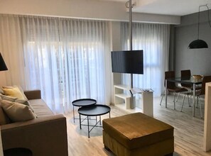 公寓, 1 间卧室 | 起居区 | 32-英寸智能电视（配备有线频道）、电视、Netflix