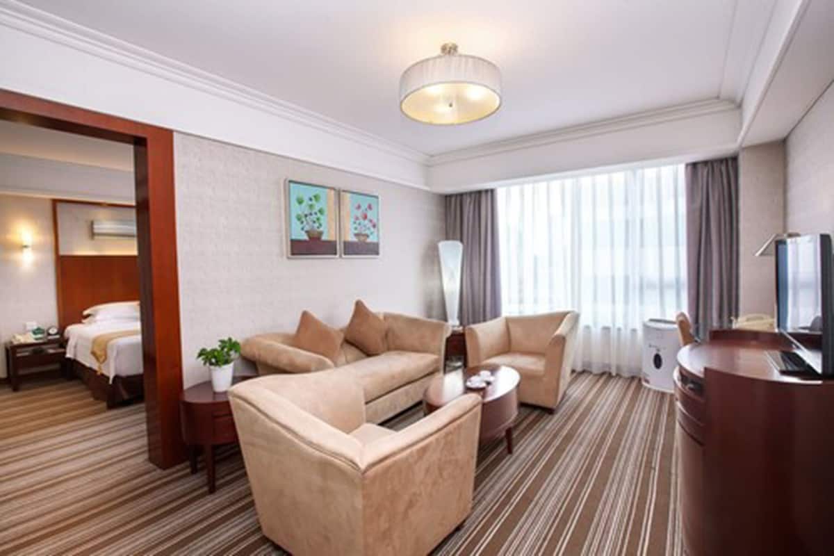Minibar, in-room safe, blackout curtains, free WiFi