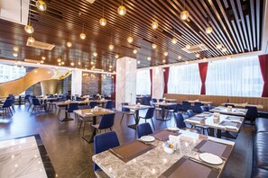 Lunsj og middag serveres