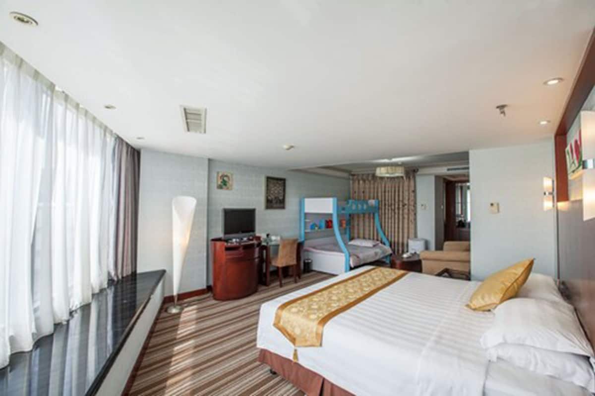 Minibar, in-room safe, blackout curtains, free WiFi
