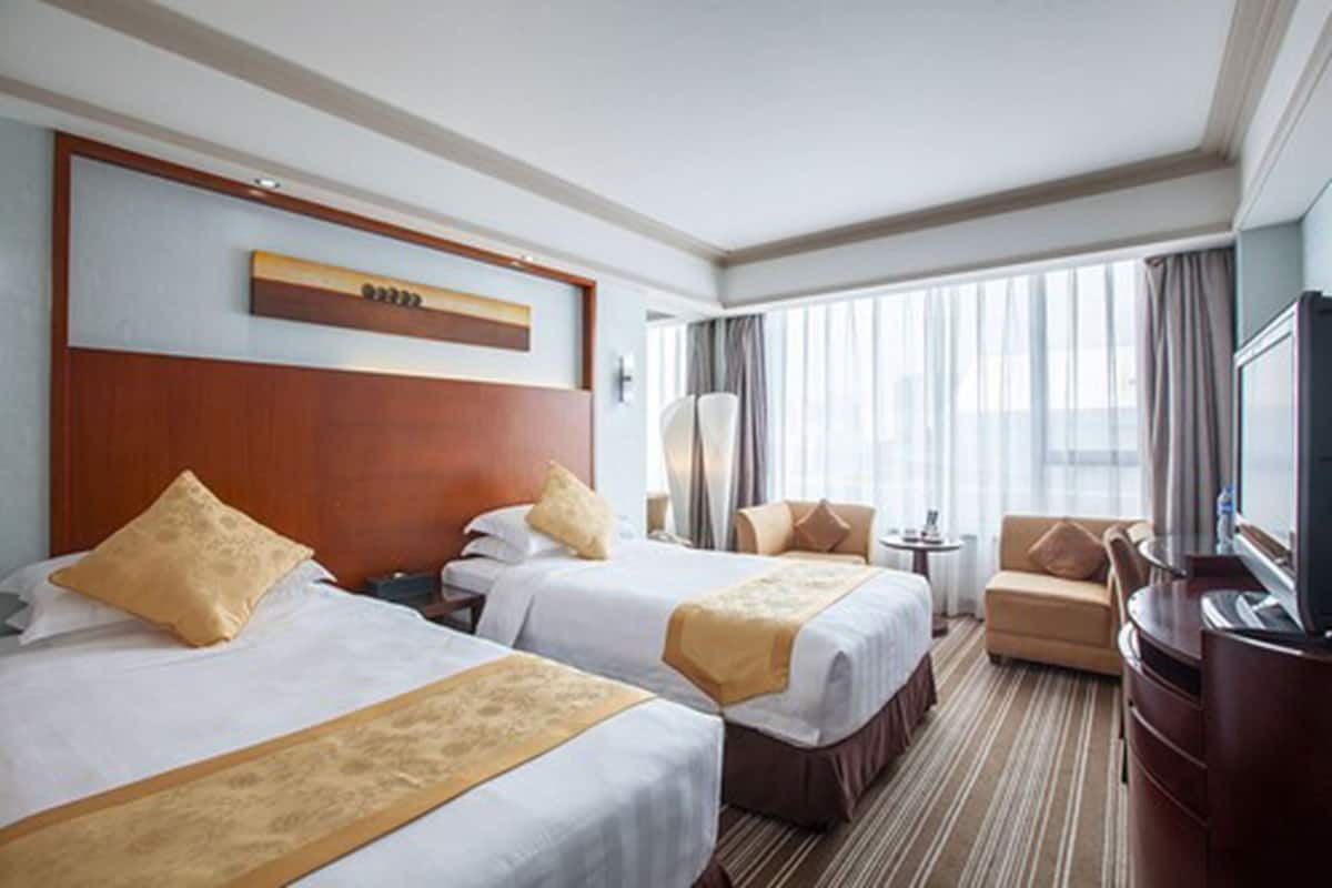 Minibar, in-room safe, blackout curtains, free WiFi
