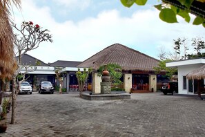Free self-parking - Grand Royal BIL Lombok (Praya)