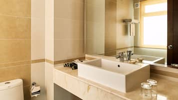 Deluxe Room | Bathroom | Free toiletries, hair dryer, slippers, towels