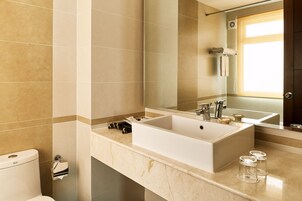 Deluxe Room | Bathroom