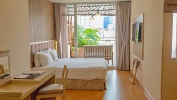 Signature tweepersoonskamer, 1 queensize bed, uitzicht op de stad | Een minibar met enkele gratis items, een kluis op de kamer, een bureau