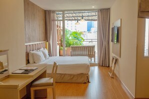 Signature-Doppelzimmer, 1 Queen-Bett, Stadtblick | Minibar (mit einigen kostenlosen Artikeln), Zimmersafe, Schreibtisch