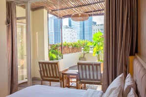 Habitación Signature doble, 1 cama de matrimonio, vistas a la ciudad | Minibar (con algunos artículos gratuitos), caja fuerte, escritorio