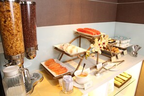 Petit déjeuner buffet servi tous les jours en supplément