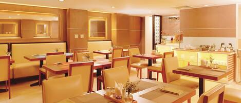 Un restaurante con cabinas y mesas, una zona de bar y una barra con diversos artículos.