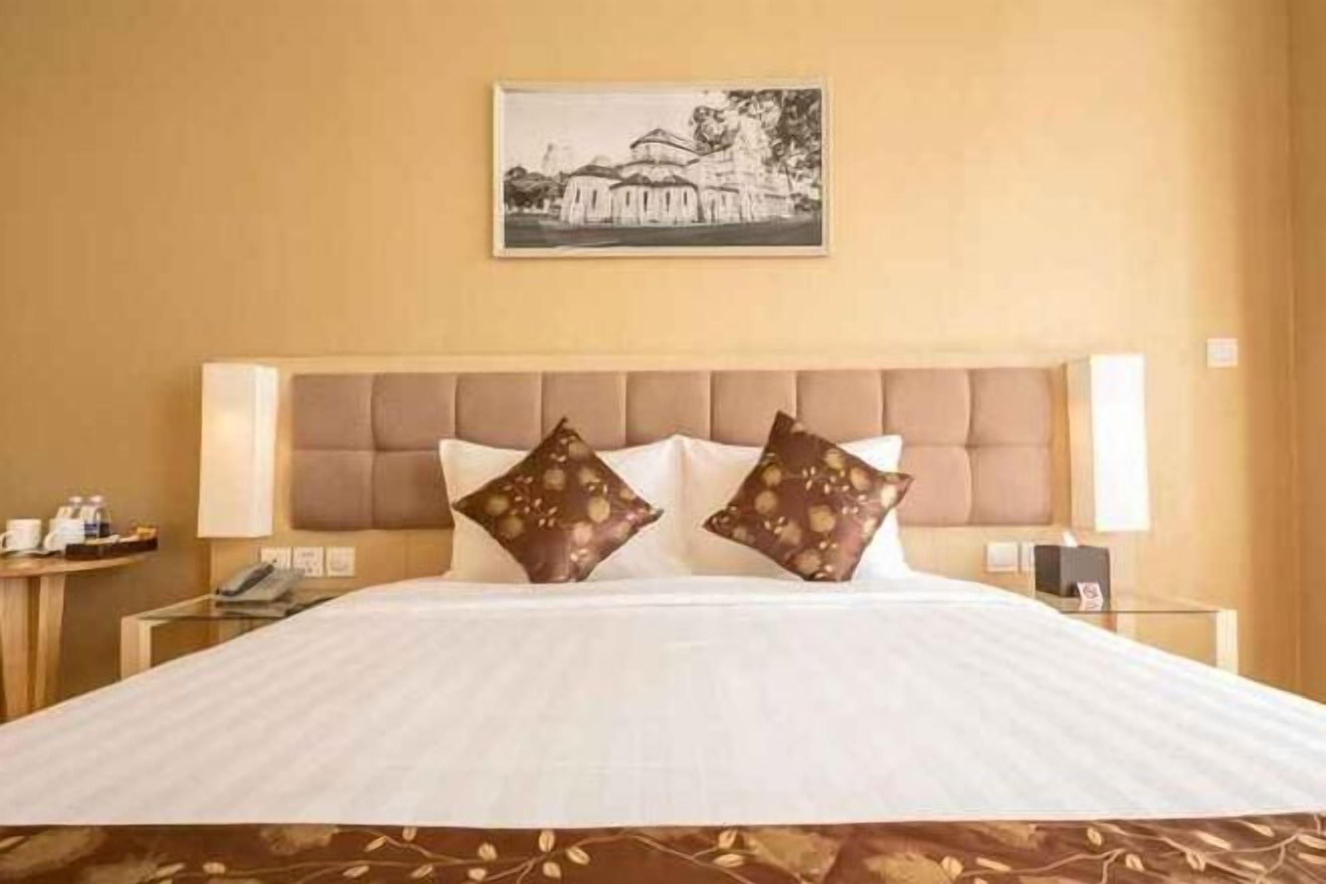 Minibaari (osa tuotteista ilmaisia), tallelokero huoneessa, työpöytä