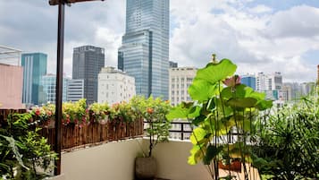 Signature Double Room, 1 Queen Bed, City View | Garden view