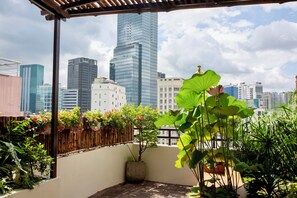Habitación doble Prestigio, 1 cama Queen size, vista a la ciudad | Vista al jardín