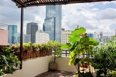 Signature Double Room, 1 Queen Bed, City View | Garden view