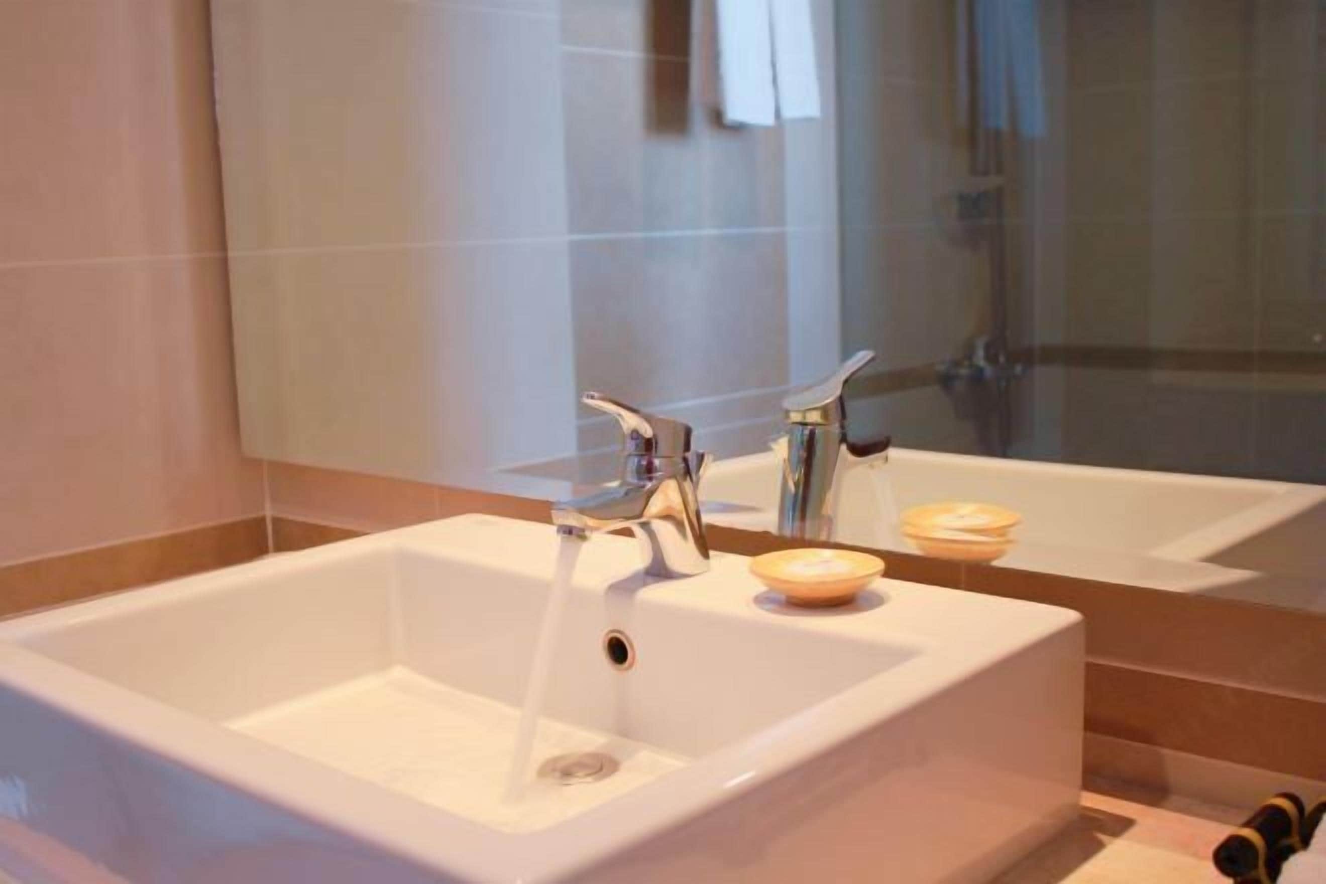 免费洗浴用品、吹风机、拖鞋、毛巾