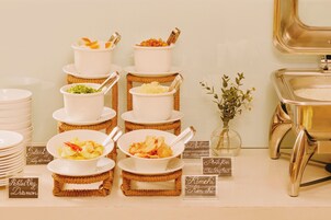 朝食 (ビュッフェ)、毎日提供 (有料)