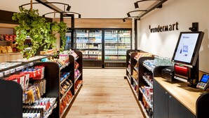 L'intérieur d'une épicerie, avec des étagères remplies de collations, de boissons et de produits emballés.