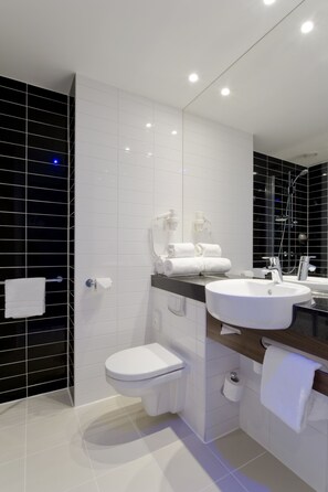 Ilmaiset hygieniatuotteet, hiustenkuivaaja, pyyhkeet, saippua