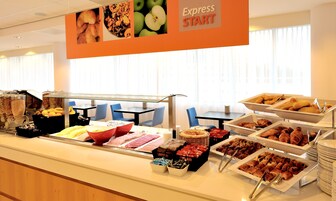 Ein Buffet mit verschiedenen Speisen und einem Schild mit der Aufschrift 'Express Start'.