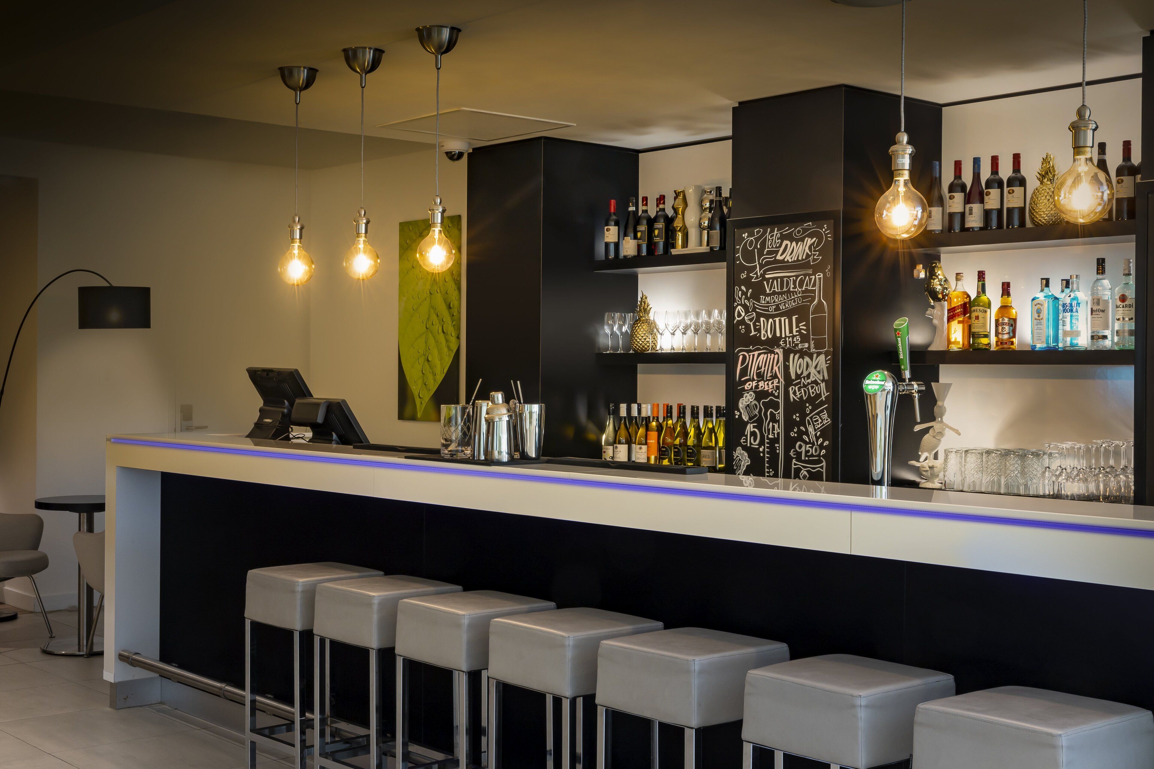 2 bars/lounges