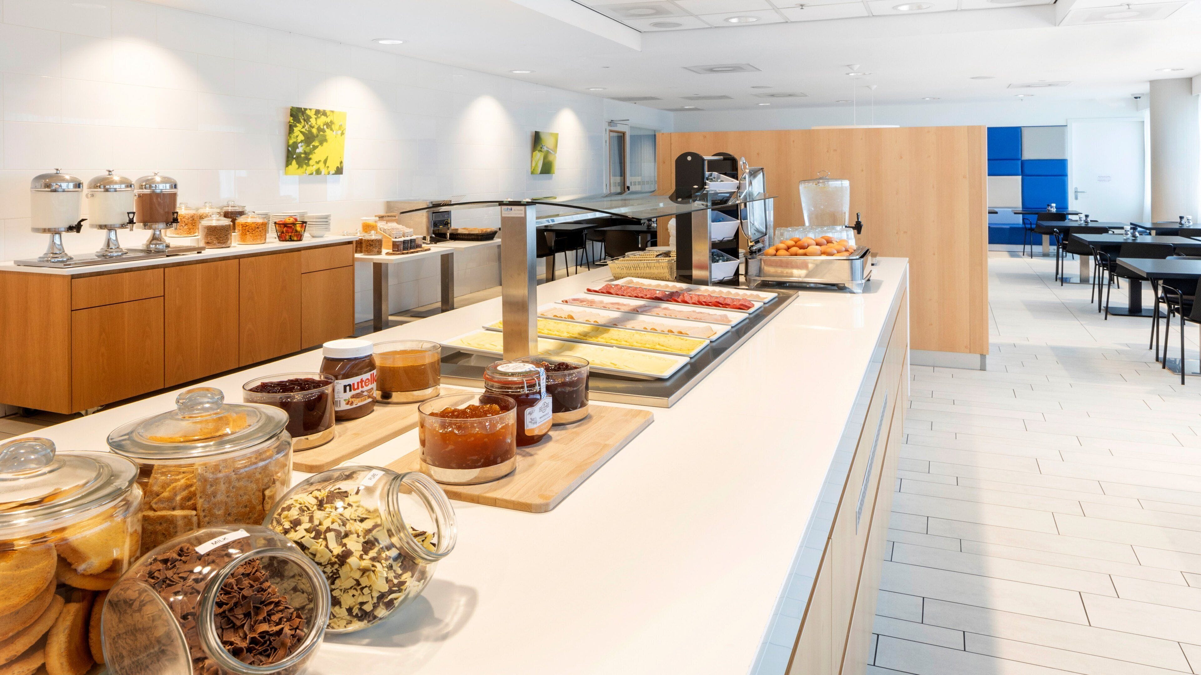 Een buffet met verschillende gerechten en toevoegingen.