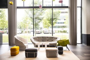 Lobby sitting area - Holiday Inn Express Amsterdam - Arena Towers by IHG (Amsterdam)