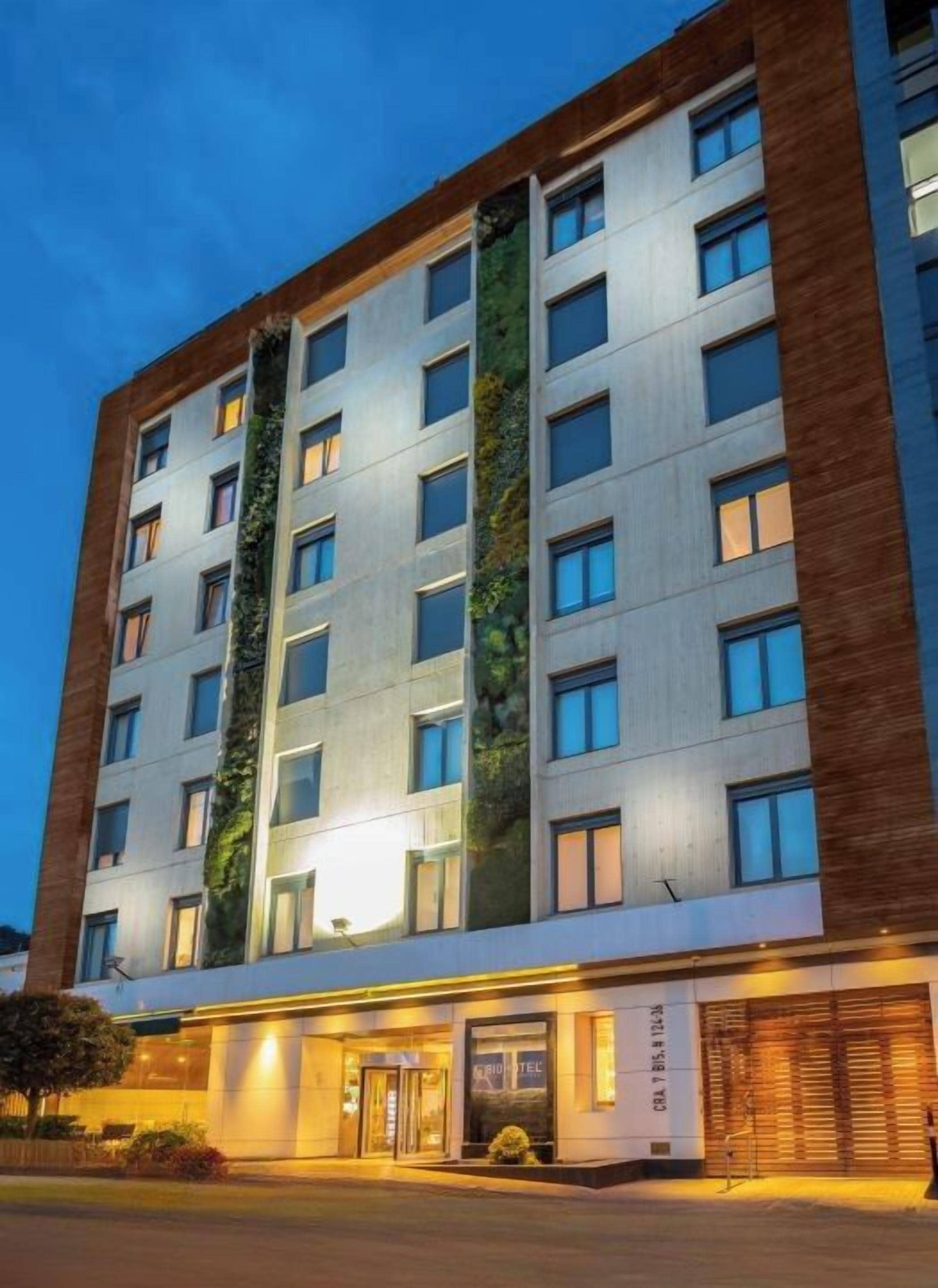 Vista frontal de la propiedad