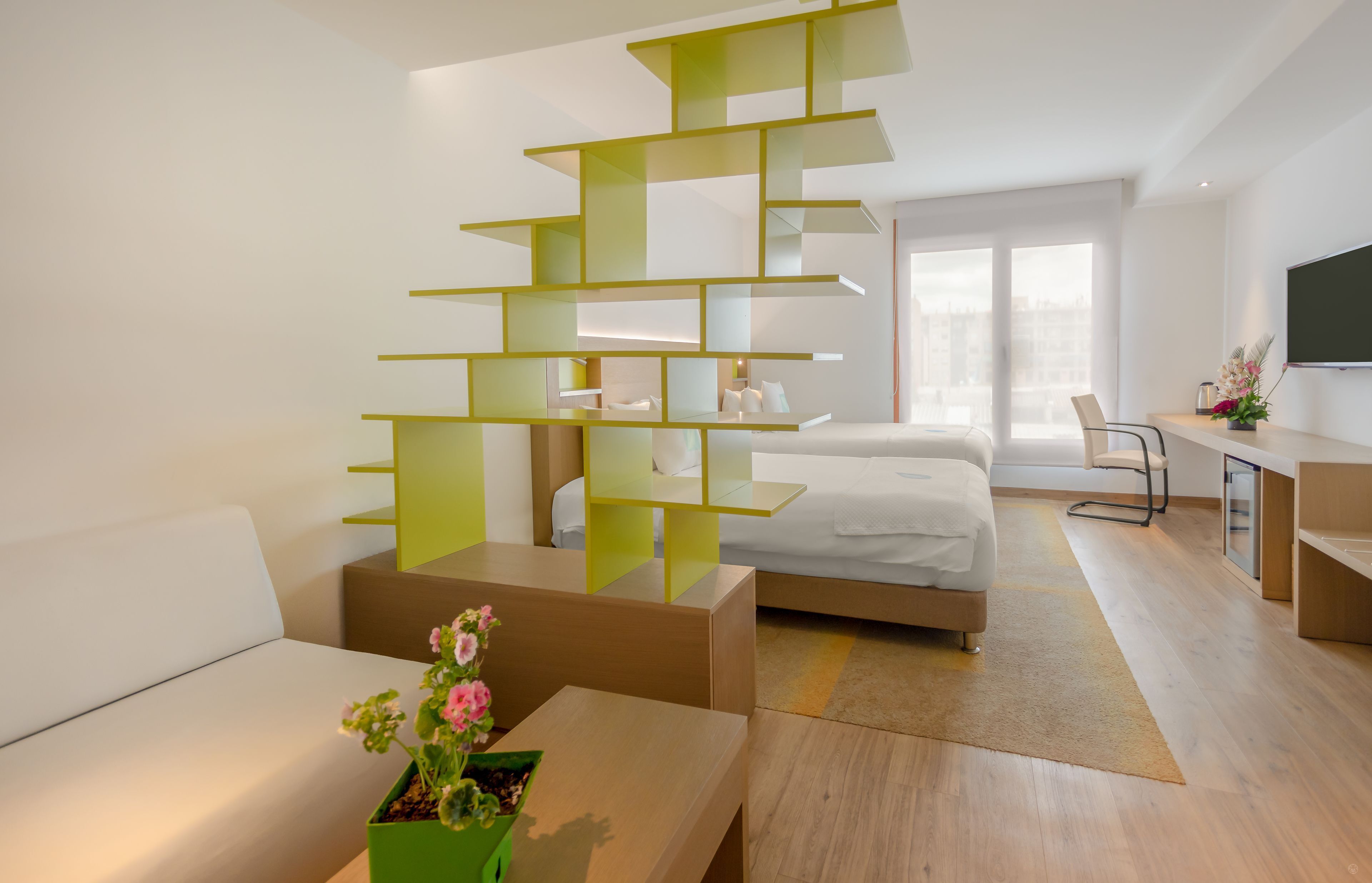 Sengetøy av topp kvalitet, minibar, safe på rommet og skrivebord