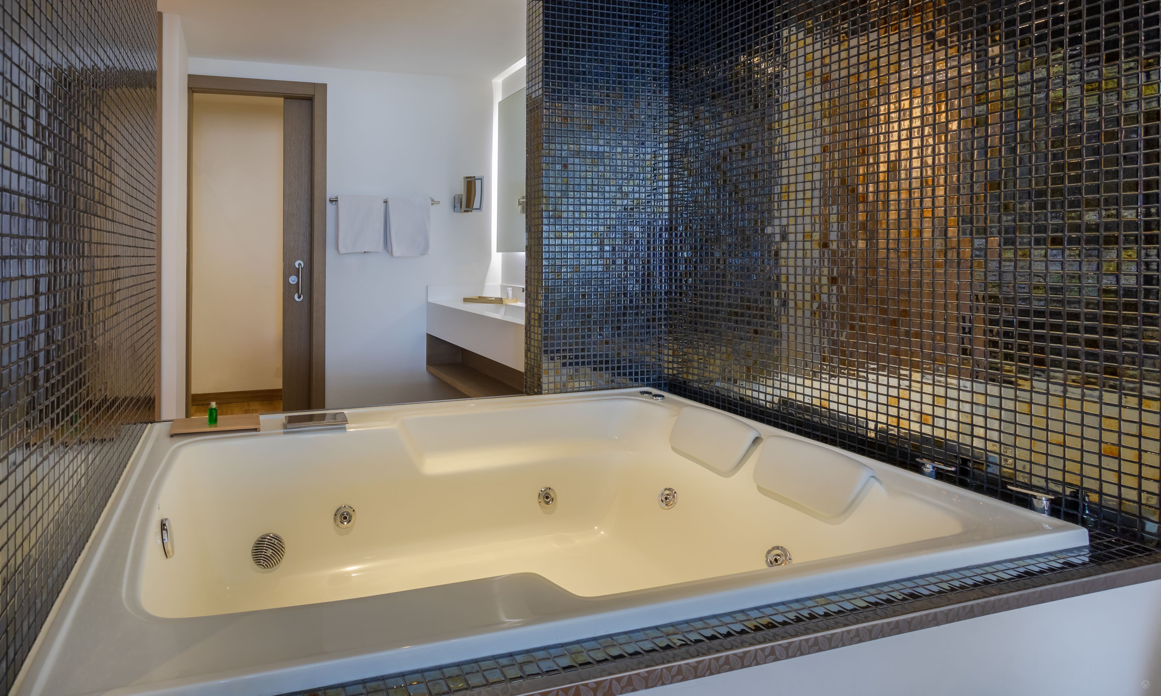 junior suite, jetted tub | bathroom | shower, free toiletries, hair dryer, bathrobes