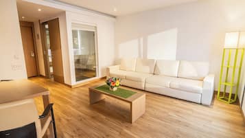 Suite superior, 1 cama King size y sofá cama | Ropa de cama de alta calidad y minibar