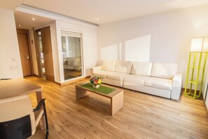 Master Suite | Premium bedding, minibar, in-room safe, desk - Biohotel Organic Suites Bogotá (Bogotá)