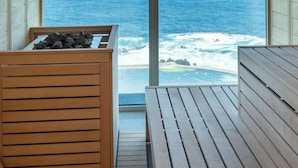 Una terraza de madera con vista al océano.