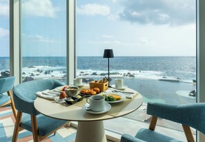 Daily buffet breakfast for a fee