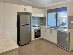 Full-sized fridge, microwave, oven, stovetop - Direct Collective - Villas on Rivergum (Emerald)