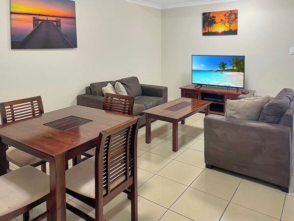 Flat-screen TV, DVD player - Direct Collective - Villas on Rivergum (Emerald)