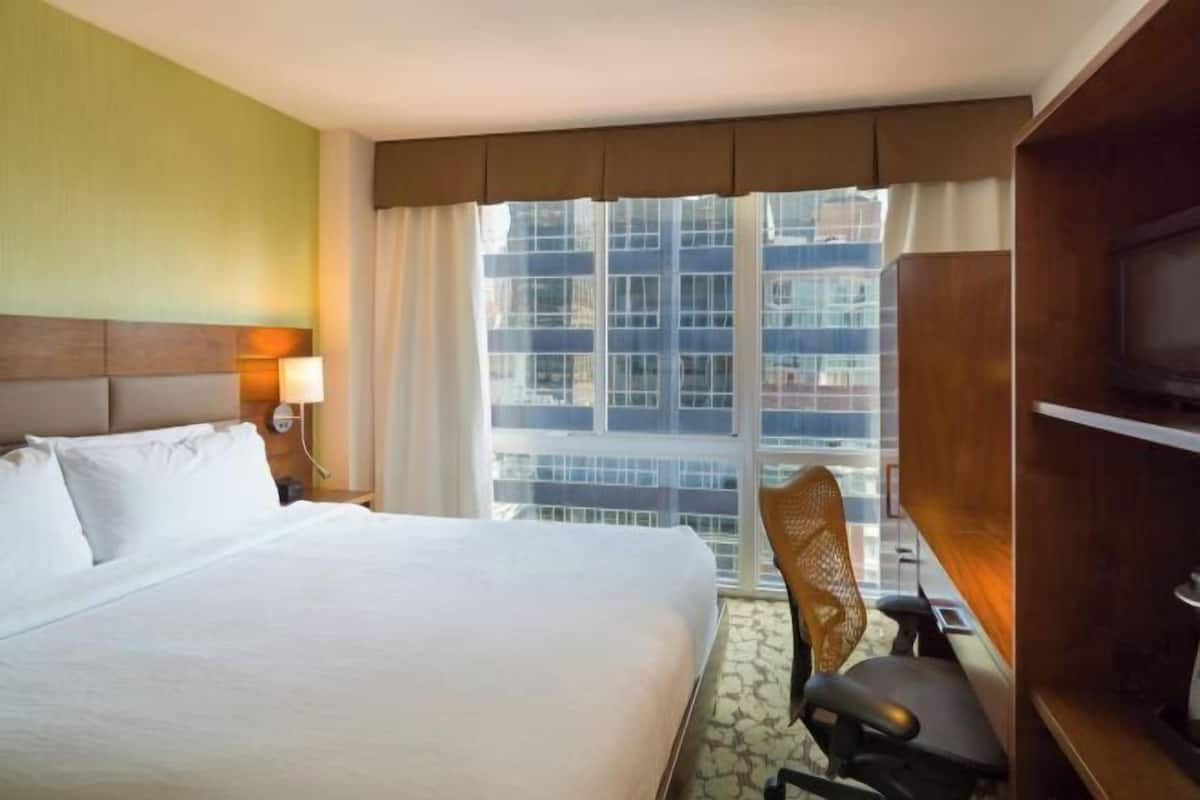 In-room safe, desk, laptop workspace, free WiFi