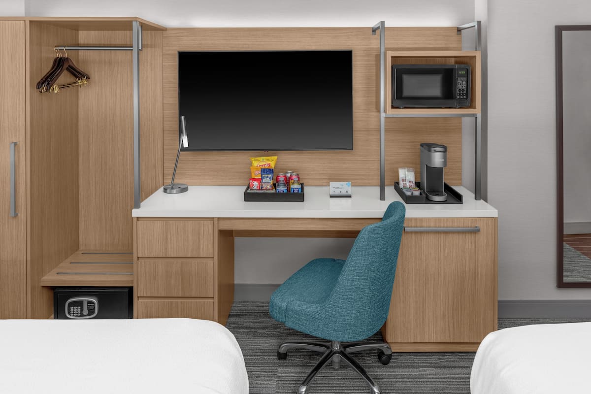 Chambre Prestige, 2 grands lits | Coffre-fort pour ordinateur portable, bureau